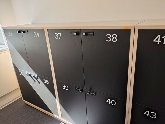 Fem lockers med hver fire rum 