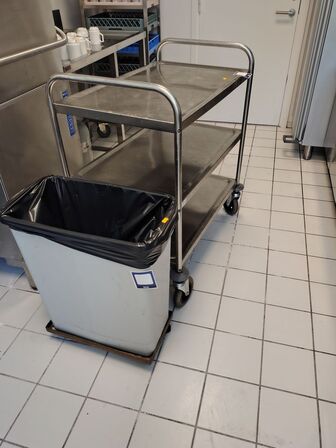 Rullebord samt spand på hjul