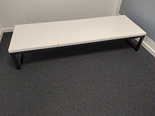 Solidt bord til vægophæng, samt en reol 