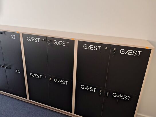 Fem lockers med hver fire rum 