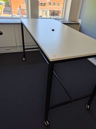 Højt bord på hjul 
