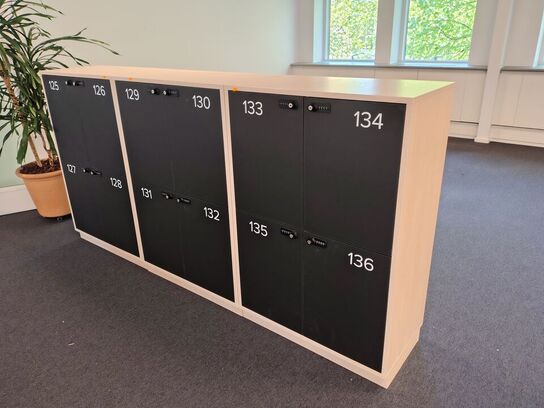 Tre lockers med hver fire rum 