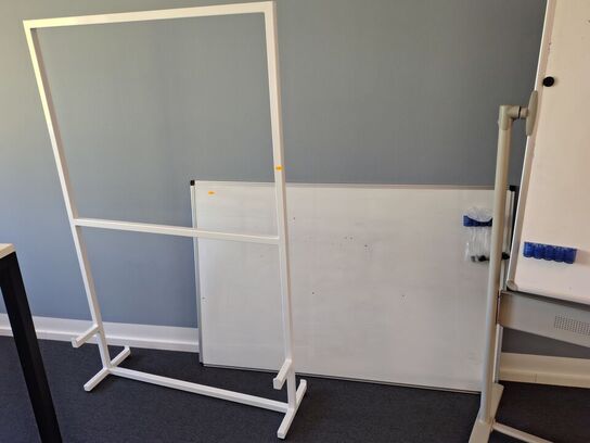 To whiteboards og et præsentationsstativ