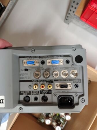 Ældre projector og højtalere