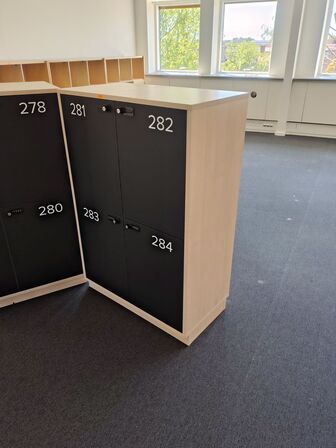 To lockers med hver fire rum 