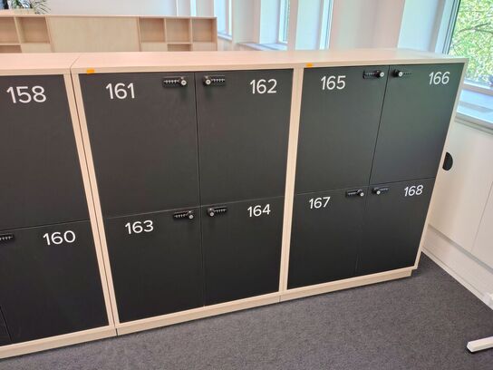 Fem lockers med hver fire rum 