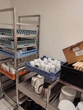 Bord og bakkestativ inkl. Indhold