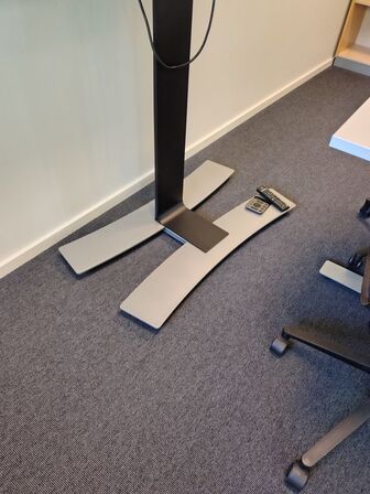 Mødeskærm med stativ LG 65"