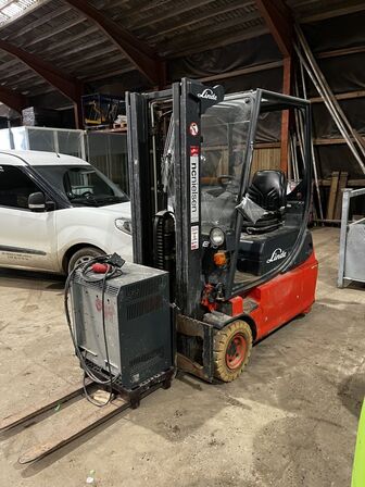 Entreprenørmaskiner, stillads, container mv.