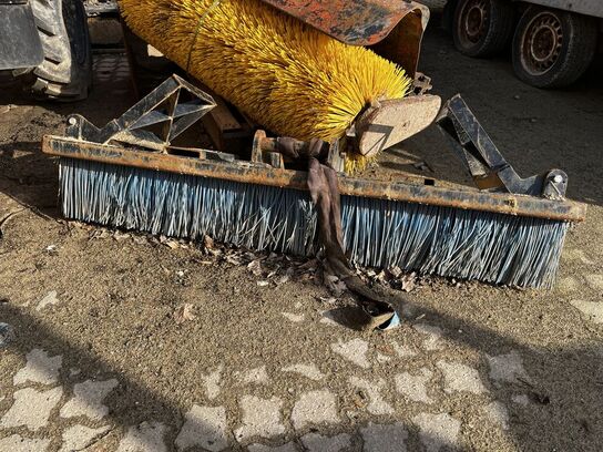 Koste og skovl til traktor