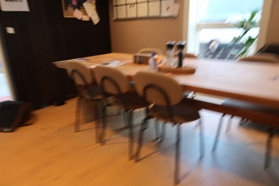 Spisebord med 6 stk. stole samt div. Stabelstole