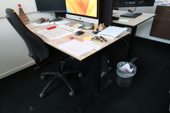 El. hæve/sænke skrivebord uden indhold med kontorstol