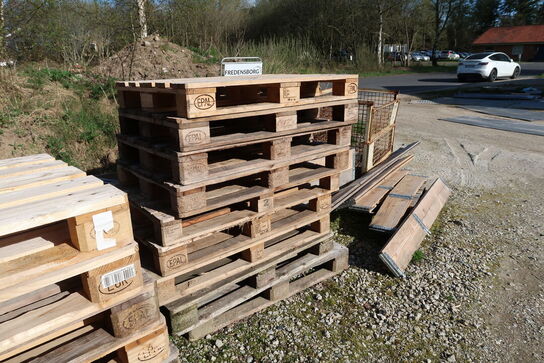 Mursten samt div. EURO-paller og pallerammer