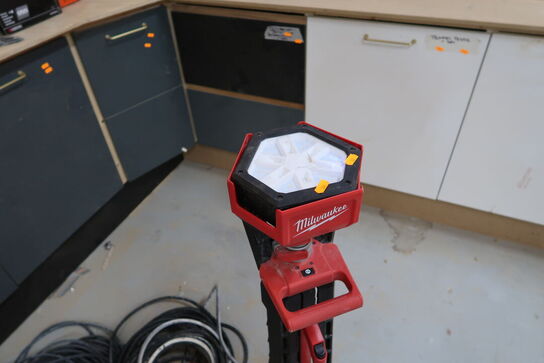 Akku arbejdslampe MILWAUKEE med batteri