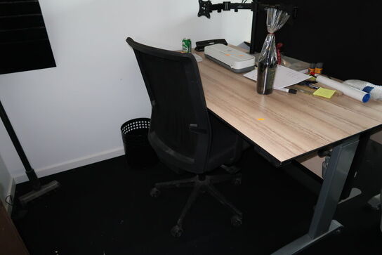 El. hæve/sænke skrivebord uden indhold med kontorstol