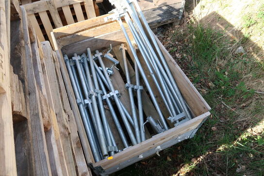 3 stk. paller med stilladsdele