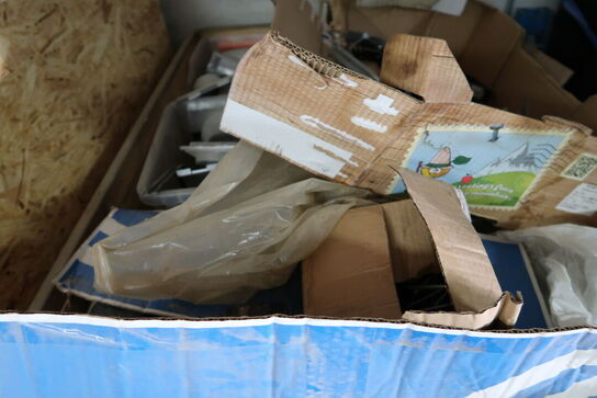 3 stk. paller med tagpap, dele til tagrender m.m.