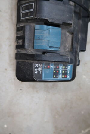 Lader til 4 batterier MAKITA