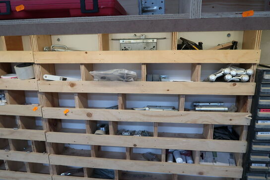 4 stk. sortimentsreoler med indhold