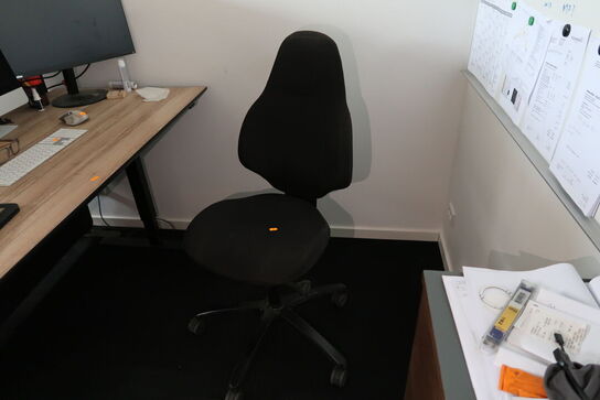 El. hæve/sænke skrivebord uden indhold med kontorstol