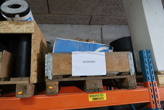 3 stk. paller med tagpap, dele til tagrender m.m.