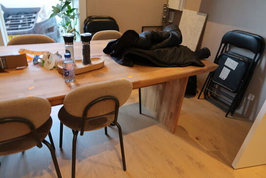 Spisebord med 6 stk. stole samt div. Stabelstole