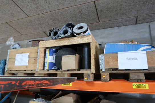 3 stk. paller med tagpap, dele til tagrender m.m.