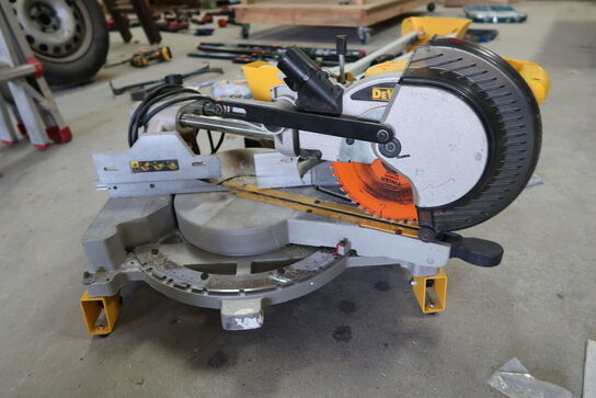 Kap-/geringssav DEWALT DW712N-QS med arbejdsbord