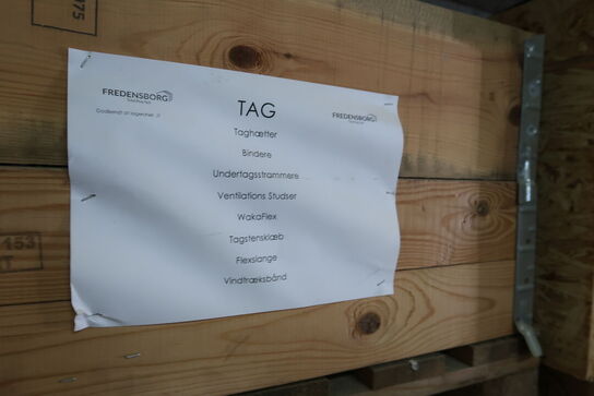 3 stk. paller med tagpap, dele til tagrender m.m.