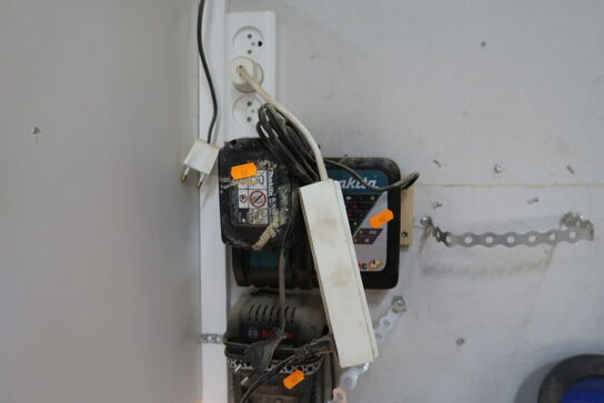 Lader med batteri MAKITA samt lader BOSCH