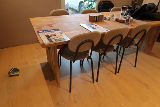 Spisebord med 6 stk. stole samt div. Stabelstole