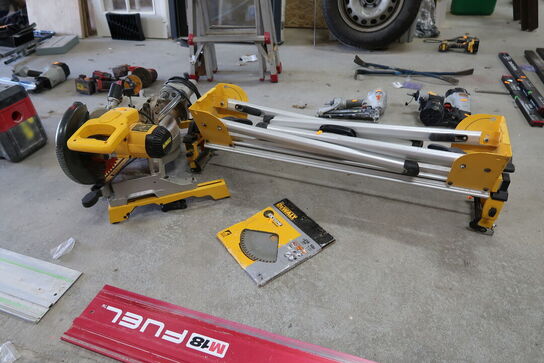 Kap-/geringssav DEWALT DW712N-QS med arbejdsbord