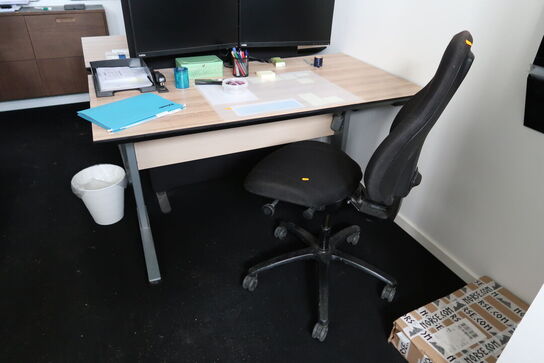 El. hæve/sænke skrivebord uden indhold med kontorstol