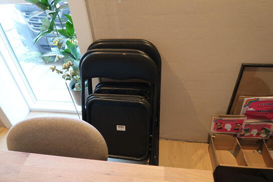 Spisebord med 6 stk. stole samt div. Stabelstole