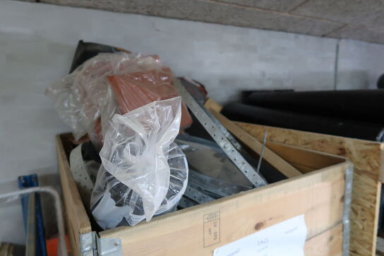 3 stk. paller med tagpap, dele til tagrender m.m.