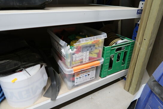 Kabeltromle, div. Værktøjskasser, 2 stk. batterier, reb m.m.