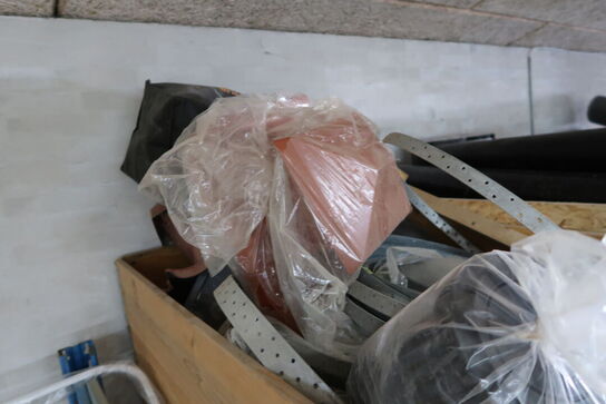 3 stk. paller med tagpap, dele til tagrender m.m.