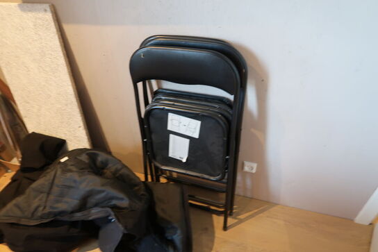 Spisebord med 6 stk. stole samt div. Stabelstole