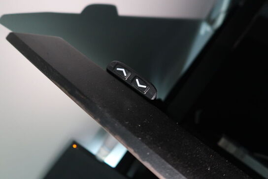 El. hæve/sænke skrivebord uden indhold med kontorstol