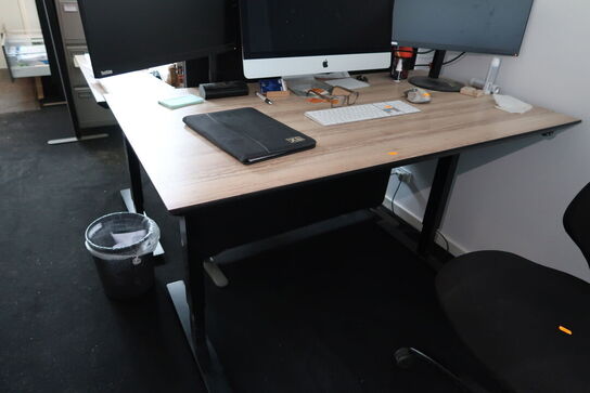 El. hæve/sænke skrivebord uden indhold med kontorstol