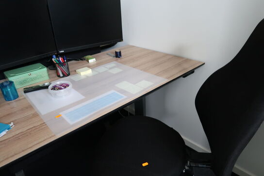 El. hæve/sænke skrivebord uden indhold med kontorstol