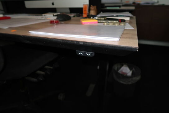 El. hæve/sænke skrivebord uden indhold med kontorstol