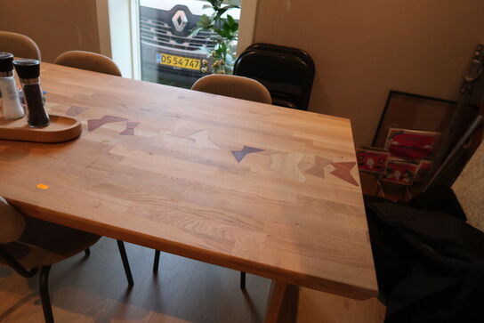 Spisebord med 6 stk. stole samt div. Stabelstole