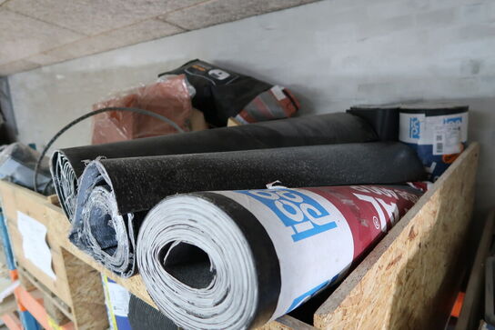 3 stk. paller med tagpap, dele til tagrender m.m.