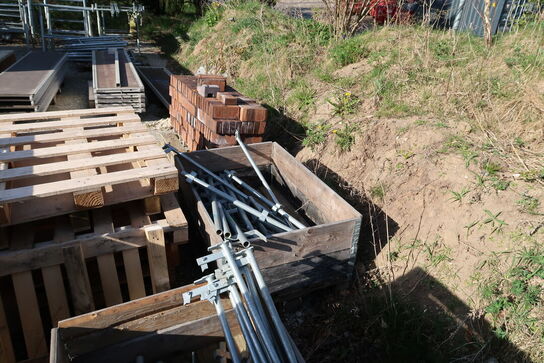 3 stk. paller med stilladsdele