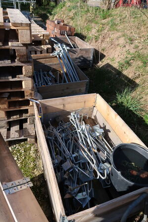 3 stk. paller med stilladsdele