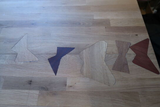 Spisebord med 6 stk. stole samt div. Stabelstole