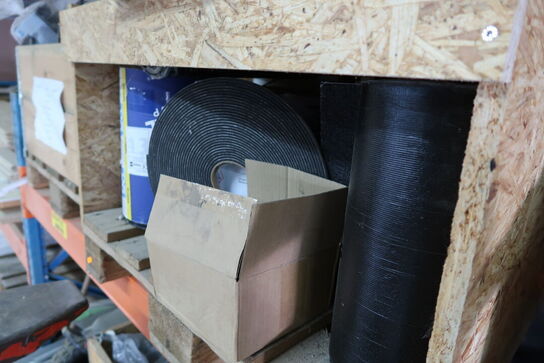 3 stk. paller med tagpap, dele til tagrender m.m.