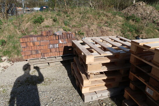 Mursten samt div. EURO-paller og pallerammer