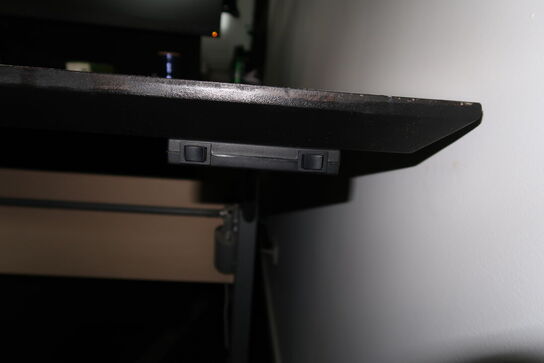 El. hæve/sænke skrivebord uden indhold med kontorstol